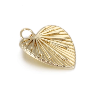 Detail van gouden hartvormige hanger met radiale plooistructuur en ophangring