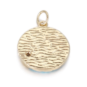 Detail eines runden goldenen Anhängers mit Wasserwellen-Textur und Mikro-Inlay für DIY-Schmuck