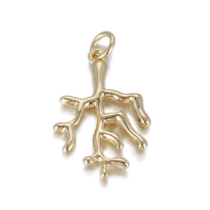Gedetailleerde close-up van een gouden koraalvormige hanger met een ophangringetje