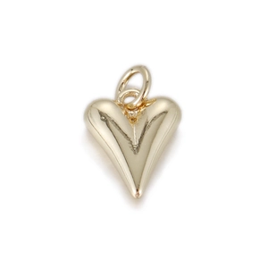 Detail van gepolijste hartvormige gouden hanger met V-groef en dubbele ophangringen