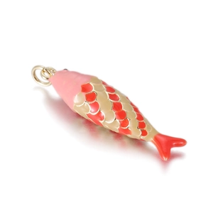 Detailansicht eines bunten Emaille-Koi-Anhängers mit rosa und roten Schuppen-Details