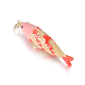 Detaillierte Makroansicht des Emaille-Koi-Anhängers mit feinen Schuppen und goldenem Ring