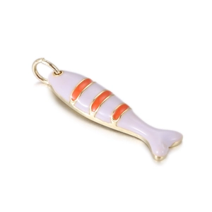 Makroaufnahme von lila-orangefarbenem Goldfisch-Anhänger mit goldenem Rand und Öse
