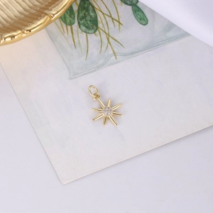 Detailansicht eines vergoldeten Sternanhängers mit weißen Zirkonia-Steinen für DIY-Schmuck