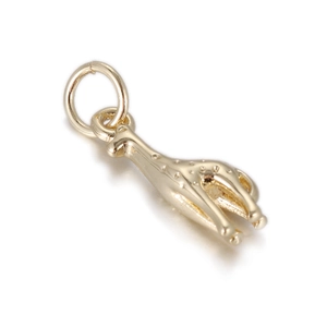 Detail macro-opname van gouden giraffe hanger met fijne stippelstructuur