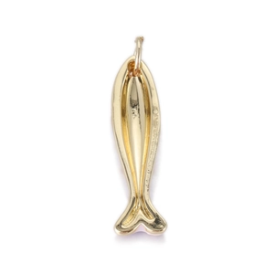 Makro-Detail eines goldenen Fisch-Anhängers aus polierter Legierung für DIY-Schmuck
