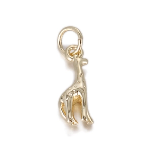 Detailopname van een gepolijste gouden giraf hanger met textuurpatroon en klein ophangoog