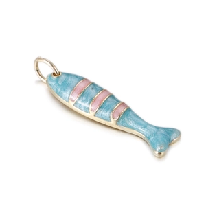 Nahaufnahme eines Goldfisch-Anhängers mit blauem und rosa Emaille-Überzug