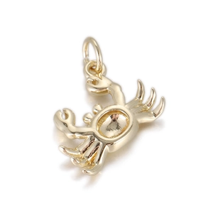 Detailansicht eines goldenen Krabbenanhängers mit rotem Herz für DIY-Schmuck
