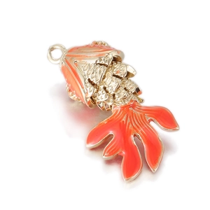 Nahaufnahme vom Goldfisch-Anhänger mit orangefarbener Emaille und Relief-Schuppen