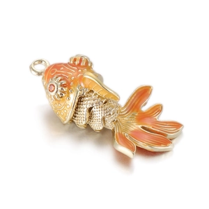 Detailaufnahme eines Goldfisch-Anhängers mit orangefarbener Emaille und Kristallauge