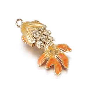Detailaufnahme des Goldfisch-Anhängers mit orangefarbenem Emaille und Vergoldung