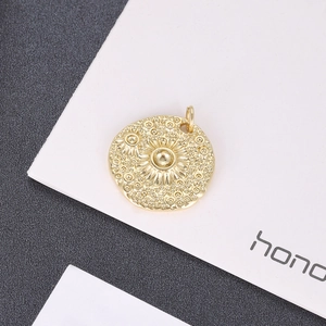 Gouden ronde hanger met bloemenreliëf en ring voor het maken van handgemaakte sieraden