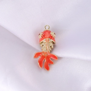 Goldener Koi-Fisch Anhänger mit roter Emaille auf Seidenhintergrund für DIY Schmuck