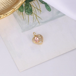 Detail eines Herzanhängers mit weißem Pavé-Besatz und rosa tropfenförmigem Edelstein