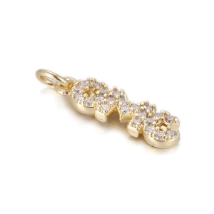 Vista macro del colgante estilo Dior dorado con circonitas blancas brillantes