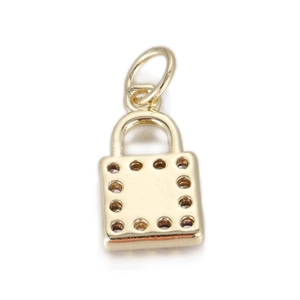 Vista de cerca de un colgante de candado cuadrado dorado para diseño de joyas DIY