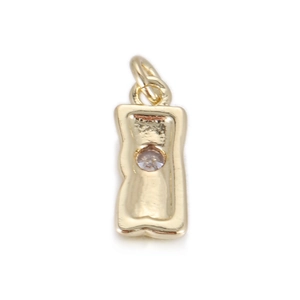 Detalle de un colgante rectangular dorado ondulado con cristal para joyería DIY