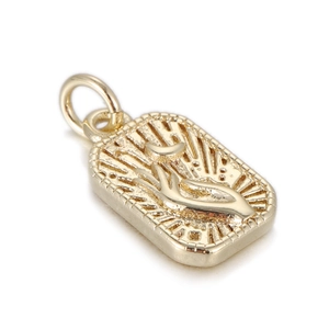 Detalle de colgante rectangular dorado estilo tarot con relieve de mano y luna y rayos de sol