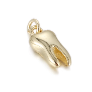 Colgante de metal dorado pulido en forma de diente con anillo para joyería artesanal