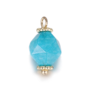 Detail van gefacetteerde turquoise steenhanger met gouden metalen kap voor het maken van sieraden