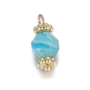 Macro-opname van blauwe facet geslepen agaat hanger met gouden metalen kapjes en ring