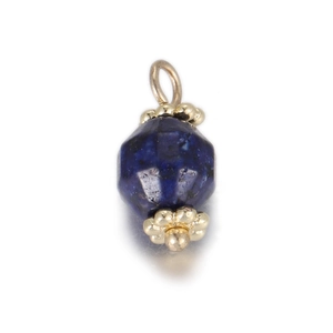 Macro-opname van gefacetteerde lapis lazuli hanger met gouden bloemendetails