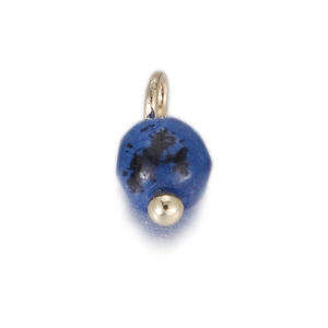 Macro-detail van natuurlijke lapis lazuli hanger met vergulde borgtocht voor DIY sieraden