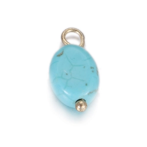 Macro-opname van turkoois ovale stenen hanger met metalen lus voor DIY sieraden