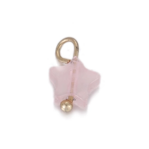 Detail van een roze sterhanger met een gouden ring voor DIY-sieraden en kettingen