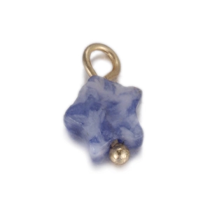 Stermvormige blauwe natuursteen hanger met gouden metalen lus en kraaldetail