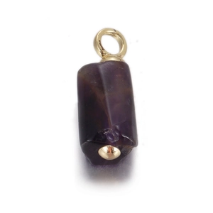 Detail van een paarse natuursteen cilinder hanger met een gouden metalen oogje