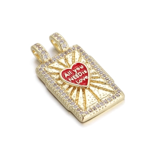 Detail von goldenem Tarot-Anhänger mit rotem Emaille-Herz und All you NEED is Love Text