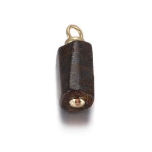 Macro-opname van bruine natuurstenen cilinder hanger met gouden metalen ring en klinknagel