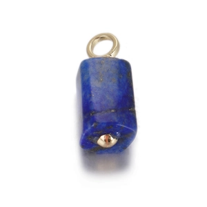 Detailopname van een donkerblauwe lapis lazuli pilaarhanger met een gouden metalen ring