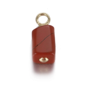Macro-opname van rechthoekige rode natuursteen hanger met gouden sluiting voor DIY sieraden