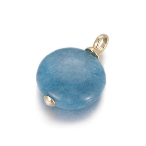 Detailweergave van een ronde blauwe natuursteen hanger met een gepolijste gouden metalen oog
