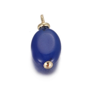 Macro-opname van ovale blauwe natuursteen hanger met gouden sluiting op witte basis