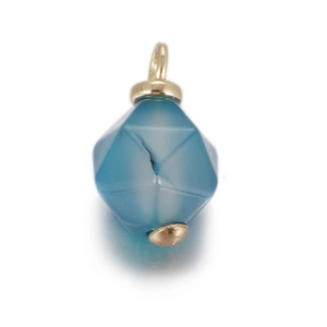Macro-opname van geometrische blauwe natuursteen hanger met gepolijste gouden afwerking