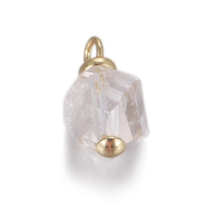 Macro-opname van gefacetteerde kristallen hanger met gouden metalen ring en kleine kap
