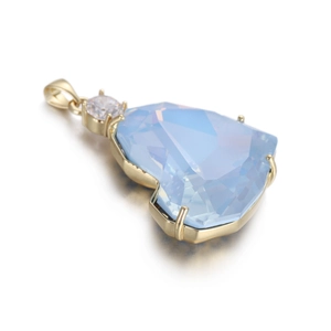 Détail du pendentif en forme de cœur en zircone bleu clair avec placage doré et griffes