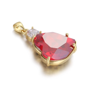 Vue détaillée du pendentif cœur en pierre précieuse rouge avec monture griffes dorée