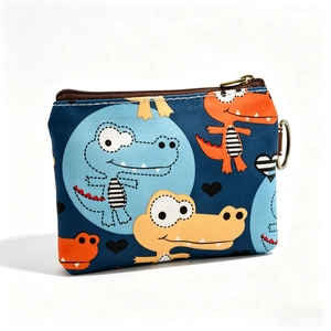 Dettaglio di un portamonete blu navy con dinosauri, cerniera e anello a D in metallo