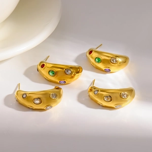 Primo piano di orecchini a forma di C placcati in oro 18 carati con strass colorati