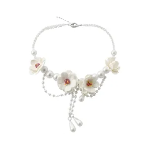 Elegante collana di perle e fiori bianchi in stile francese con pendenti a goccia
