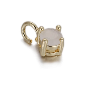 Vue détaillée du pendentif plaqué or à quatre griffes avec charme de pierre ronde