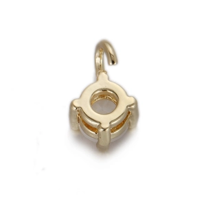Vue macro d'une base de pendentif dorée à 4 griffes pour la création de bijoux DIY