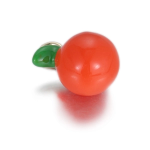 Gedetailleerd zicht op glanzende rode kersenhanger met groen blad voor DIY-sieraden