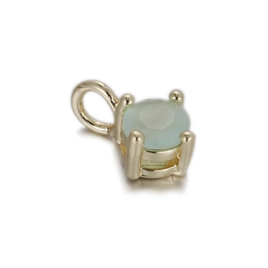 Détail d'un pendentif en zircon vert clair avec plaquage or et sertissage à quatre griffes