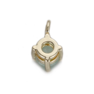 Gros plan sur un pendentif rond en zircone bleu clair avec monture dorée